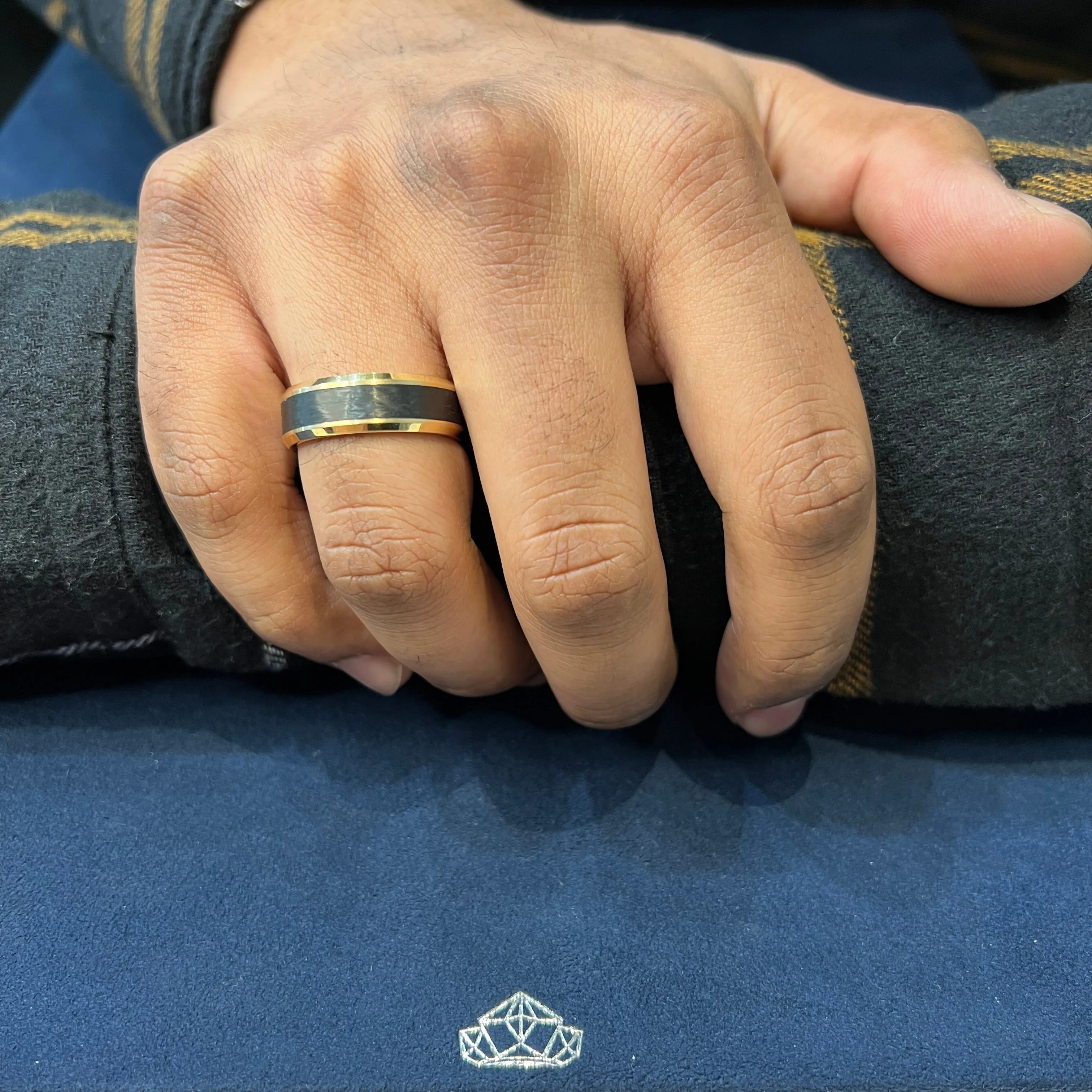 Bleu Royale (7.5mm) 14K Yellow Gold and Black Carbon Fiber Mens Band