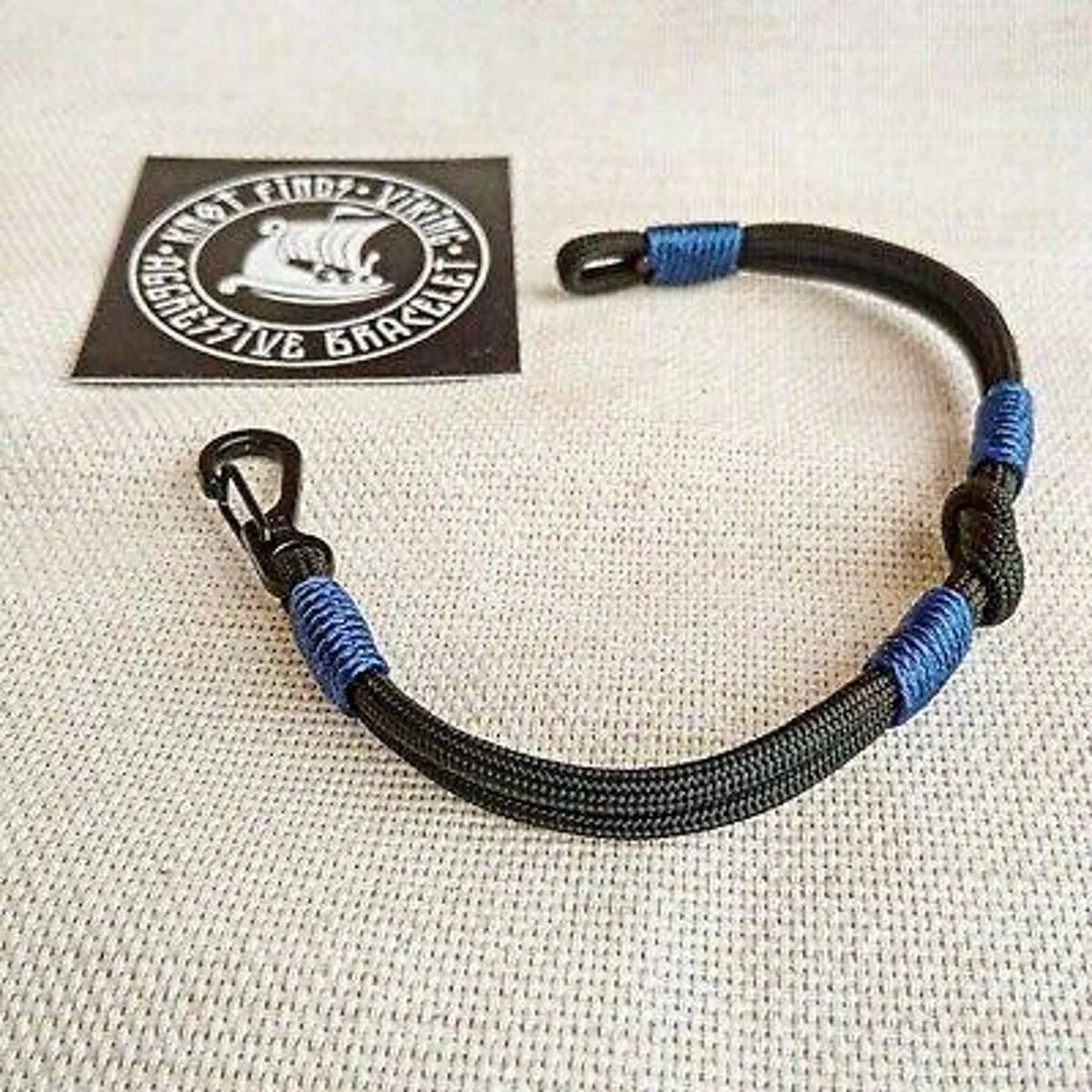 Instruction for the weaving carabiner bracelet. DIY gift. Paracord jewelry. Tutorial weaving.
