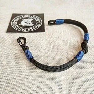 Instruction for the weaving carabiner bracelet. DIY gift. Paracord jewelry. Tutorial weaving.