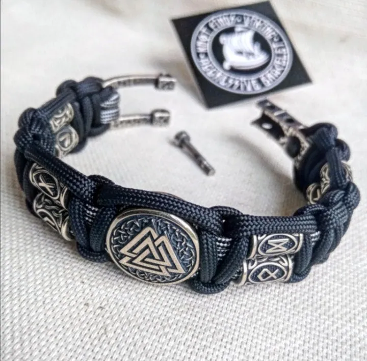 Instructions for creating a bracelet with your own hands. Tutorials weaving for paracord bracelet. Viking jewelry. Celtic knot.