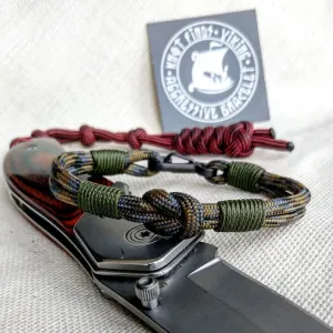 Military paracord bangle rope. Tutorials weaving thin paracord bangle. Instruction.
