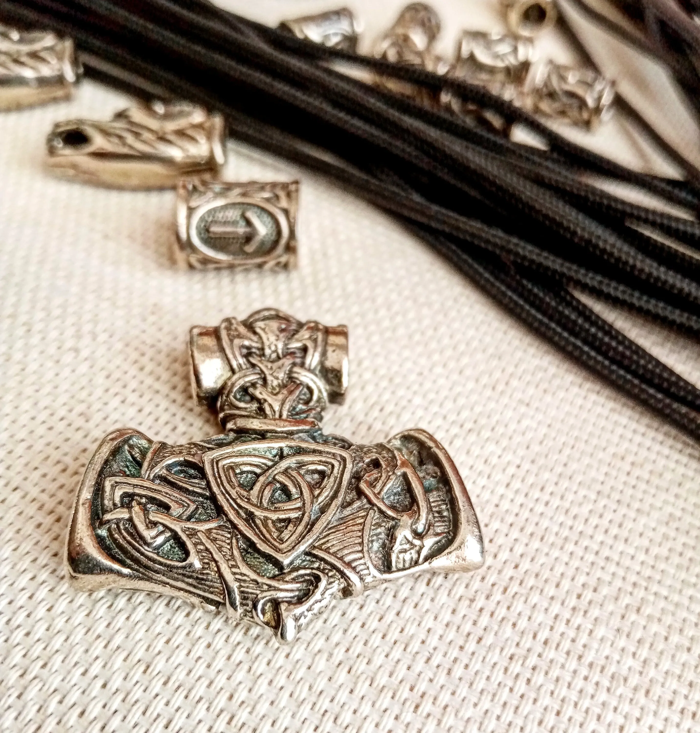 Necklace set. Runed beads, Thor's Hammer, black paracord 550. Set for weaving a necklace from paracord. DIY gift. Do it yourself.