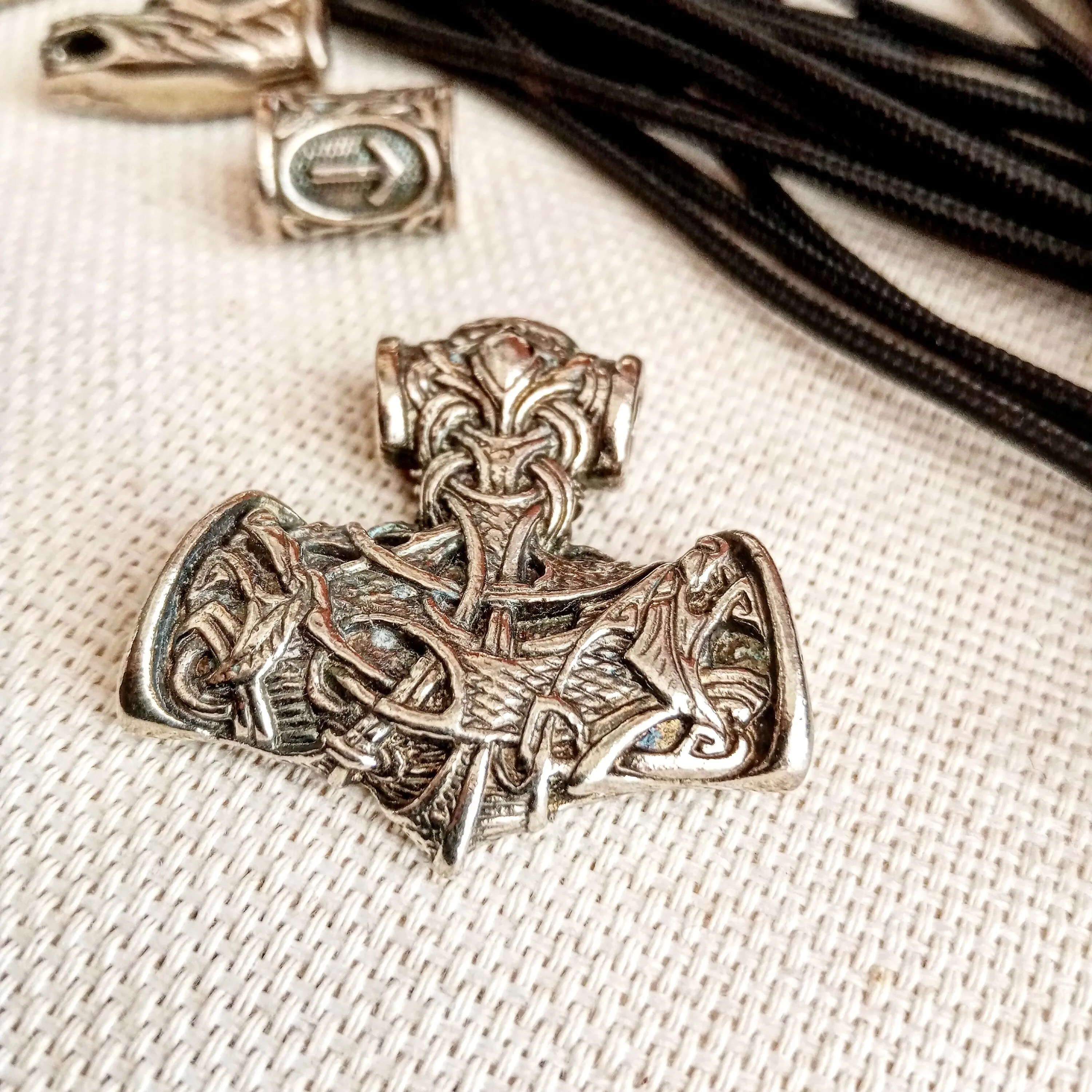 Necklace set. Runed beads, Thor's Hammer, black paracord 550. Set for weaving a necklace from paracord. DIY gift. Do it yourself.
